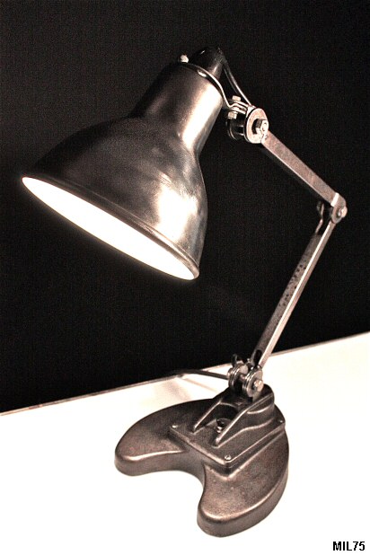 Lampe à poser de type industriel vers 1950, d'origine anglaise, nombreuses articulations, interrupteur sur socle, acier brut et fonte.