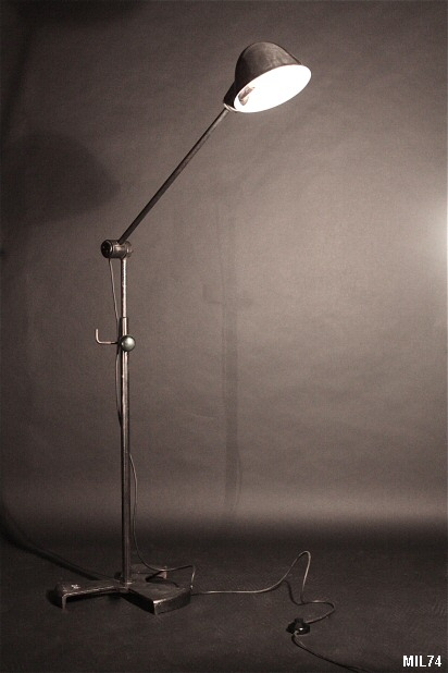 Lampadaire de carrossier, vers 1950, très beau pied façon hélice, réglable en hauteur, métal brut vernis, coloris graphite.