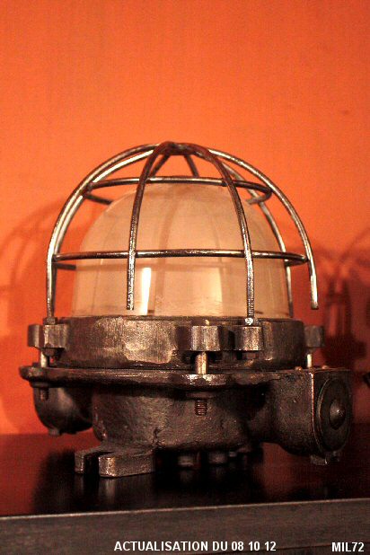 Très beau modèle de lampe de type industriel, vers 1950, à poser en applique ou en plafonnier, verre et fonte d'acier. Deux modèles disponibles.