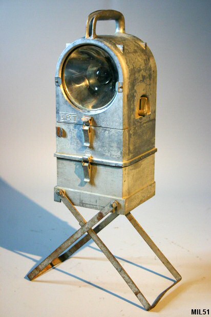 Lampe de chantier de marque « BBT », vers 1930, pied bipode, poignée sommitale. Belles proportions, fonte d’ aluminium, électrifié secteur.