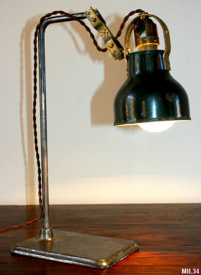 Petite lampe de type industriel, vers 1920, à poser; joli détail d'articulation en laiton, pied acier brut, réflecteur émaillé