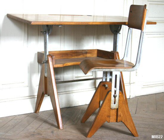 Très bel ensemble pupitre, composé d'une table de travail et de sa chaise, vers 1960, hauteur réglable (table + chaise), joli détail mécanique, hêtre et fonte d'aluminium, coloris miel.