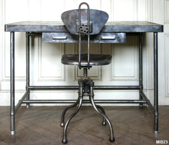 Ensemble "FLAMBO" de type industriel, composé d'un bureau et de sa chaise, vers 1950, un tiroir central, siège pivotant réglable en hauteur, dossier ajustable, acier brut, brossé.