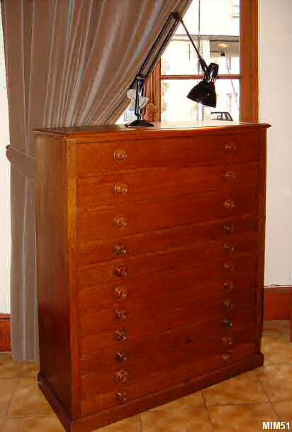 Meuble d'architecte vers 1940, 11 tiroirs de diffrentes tailles, chne massif, poignes en bois, faon "Louis Philippe"