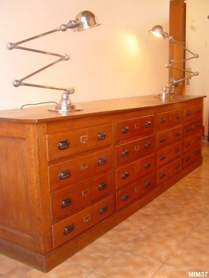 Meuble de mercerie vers 1925, 16 tiroirs, belles poignes coquille en fonte, trs beau meuble chevill en chne massif