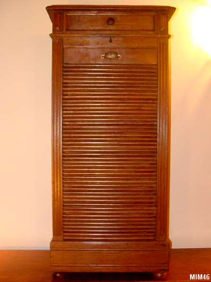 Classeur  rideau vers 1930, plateau nez de corbin, petit tiroir partie haute, chne moyen.
