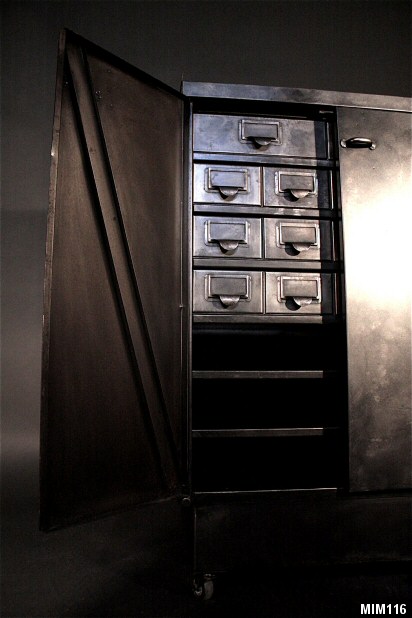 Petit meuble 2 portes sur roulettes de marque EUROPE MACHINES vers 1960, intérieur 13 tiroirs, 2 étagères, métal graphite.