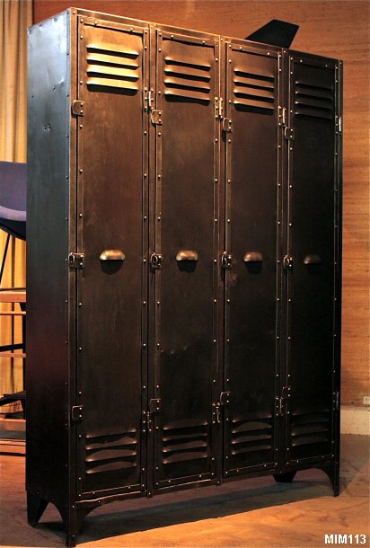 Beau modèle de vestiaire quatre portes vers 1920, entièrement riveté, poignées coquille, joli détail de piètement, métal brut, coloris graphite.