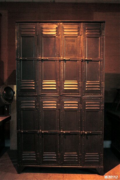 Grand vestiaire huit portes, vers 1920, modèle d'exception entièrement riveté, acier brut, belle patine, coloris graphite.