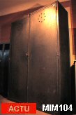 Grande armoire de type industriel, origine "sapeur pompier" vers 1930, deux vantaux ajourés, ouverture par crémone, intérieur deux étagères en profilé rond, barre de penderie. Acier brut, coloris graphite.
