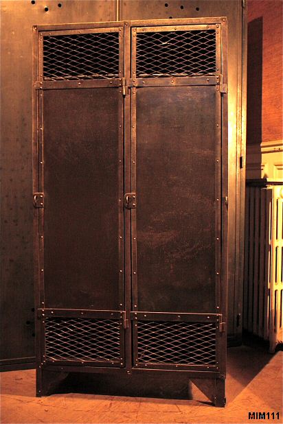Petit vestiaire deux portes vers 1920, entirement rivet, acier brut et mtal dploy