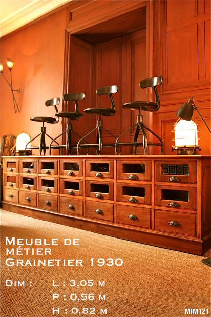 Trs beau meuble de caractre vers 1930, belle ralisation d'assemblage et d'bnisterie, 14 tiroirs ajours, 7 tiroirs pleins, poignes coquilles ouvrages, chne massif.