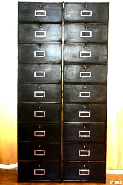 Classeur en métal brut de marque "RONEO", patiné noir, vers 1950, 18 portillons, poignées et portes étiquettes en aluminium