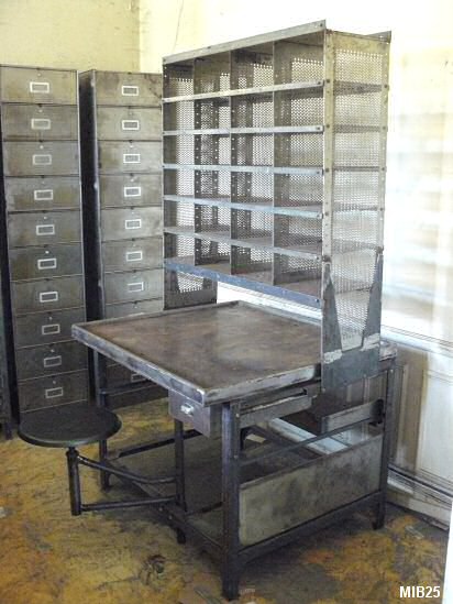 Bureau de tri postal, vers 1950, casiers ajourés en partie haute pouvant stocker des documents administratifs (21 x 29,7) et coulissants sur un rail.