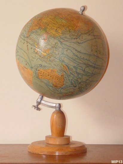 Mappemonde vers 1940, globe en carton, pitement 'bobine".