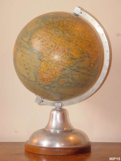 Mappemonde vers 1940, globe en verre, pitement alu et bois.