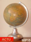Mappemonde vers 1940, globe en verre, piètement alu et bois.