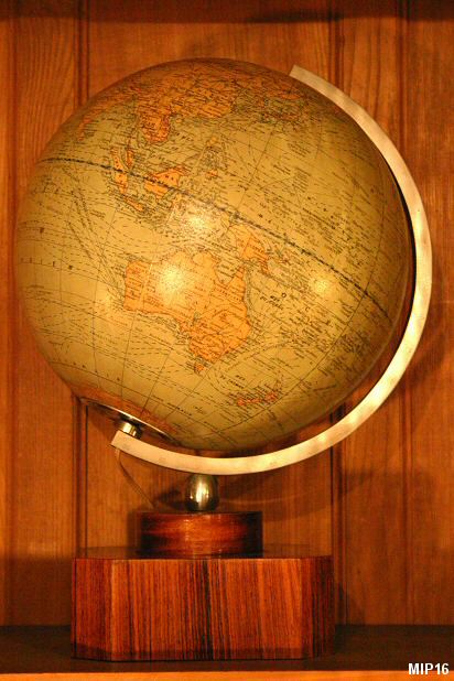 Mappemonde lumineuse vers 1930, globe en verre, pitement palissandre, de style Art-Dco.