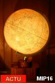 Mappemonde lumineuse vers 1930, globe en verre, piètement palissandre, de style Art-Déco.