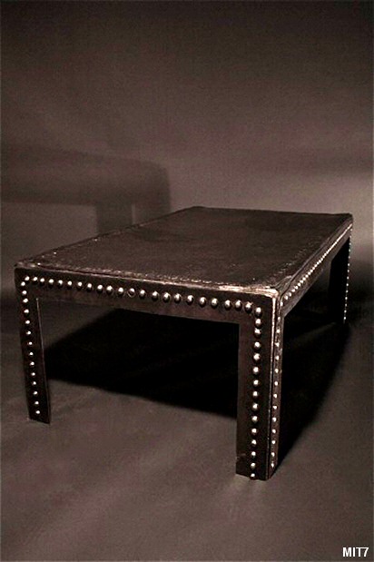 Table basse rivetée de type industriel (ancienne cuve recyclée), vers 1900, métal brut.