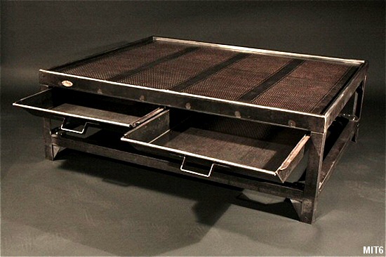 Grande table basse en métal et tôle perforée, origine tri postal français, vers 1930, très bel effet de transparence, deux tiroirs coulissants, finition patinée graphite.