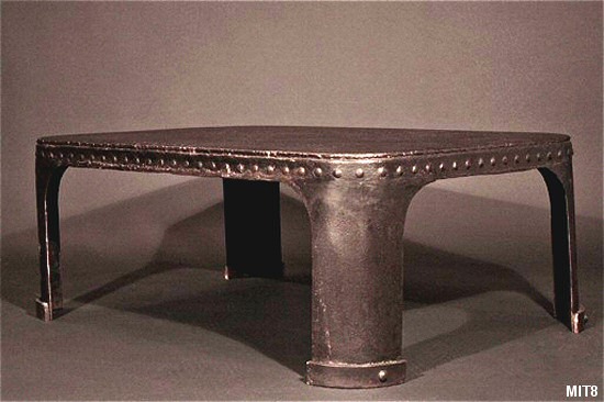 Table basse rivetée de type industriel (ancienne cuve recyclée), vers 1900, métal brut.