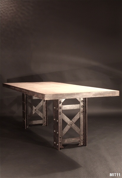 Table  manger rectangulaire, pitement 1900, poutrelle rivete Eiffel, plateau en chne brut serti d'acier. Modle ralisable sur mesure.