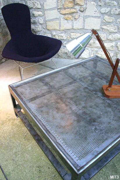 Grande table basse en métal et tôle perforée, origine tri postal français vers 1950, très bel effet de transparence, existe en métal brossé ou patiné noir.