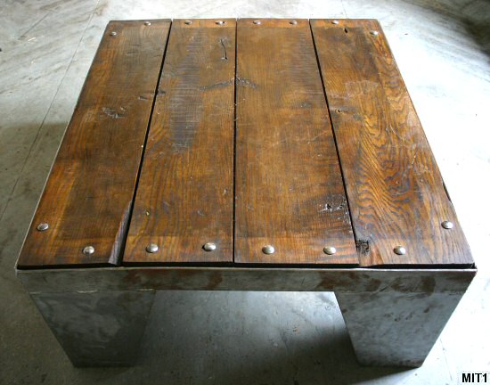 Table de type industriel, piétement acier brut, poli, plateau chêne massif, riveté.