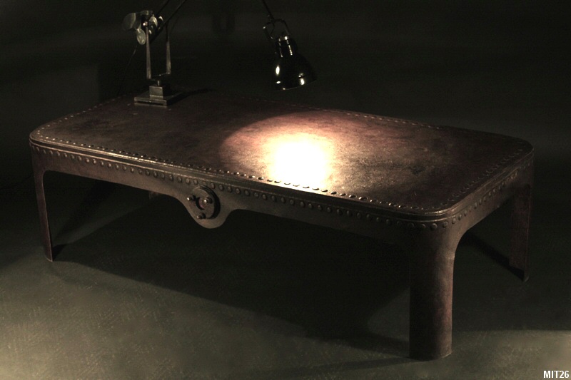 Table basse industrielle en acier rivet